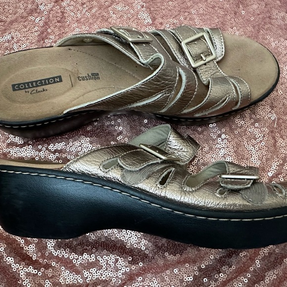 Clarks Collection Soft Cushion Metallic Gold Wedge Heel Slides Women's Sz 8.5 - Picture 3 of 7